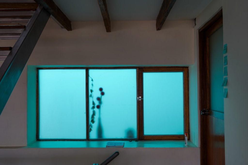 Schilderij ophangen zonder boren: zo doe je het veilig en gemakkelijk